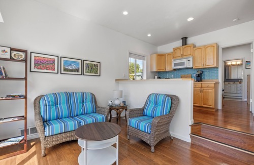 Richmond Beach Cottage | Peaceful 1-bedroom guest house 1 block from Puget Sound in Shoreline