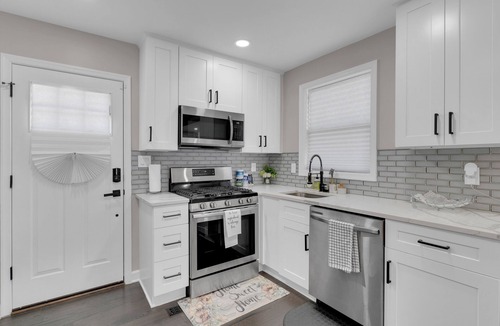 Northeast House | Peaceful 2BR/2.5BA DC Townhome: Private Gym,Parking, Metro & Work-Friendly Space