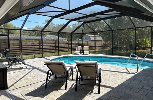 Fruitville House | Peaceful Beach House with Spacious Lanai and Pool- Siesta Key Beach close by!