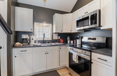 Hampton House | Pelican Cliff Cottage - Tiny Home at Hampton Beach