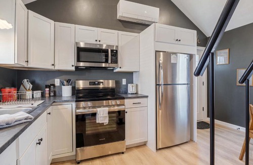 Hampton House | Pelican Cliff Cottage - Tiny Home at Hampton Beach