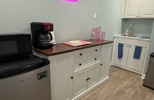 Parsuns To Cocoa Beach House | Penguins on the Beach | Studio Steps to Beach & Downtown w/pool | Unit B