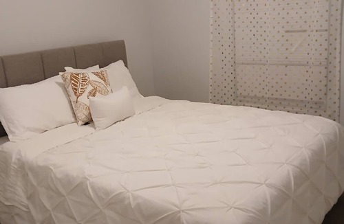 Stafford House | Perfect 6-bedroom house with AC in charming Stafford