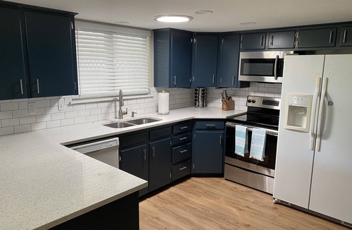 Caldwell House | Perfect for Long Stays. Recently remodeled townhouse next to Freeway & C of I.