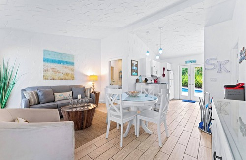 Siesta Key Villa | Perfect Getaway Villa with 2 bedrooms/2 baths, quick walk to the beach!