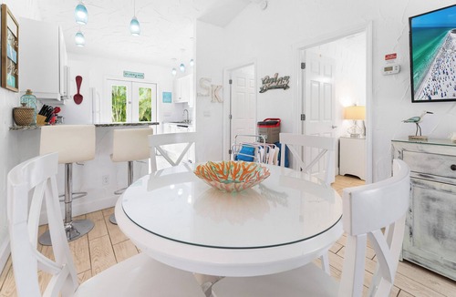 Siesta Key Villa | Perfect Getaway Villa with 2 bedrooms/2 baths, quick walk to the beach!