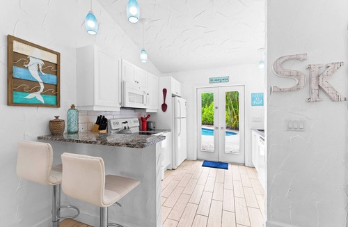 Siesta Key Villa | Perfect Getaway Villa with 2 bedrooms/2 baths, quick walk to the beach!