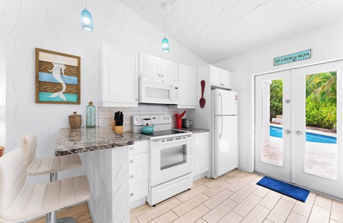 Siesta Key Villa | Perfect Getaway Villa with 2 bedrooms/2 baths, quick walk to the beach!