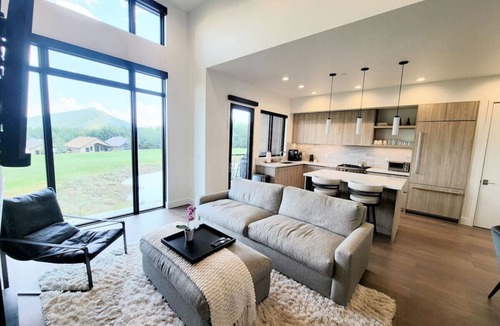Park City Villa | Perfect Hot Tub, Seconds from Skiing, Heated pool!