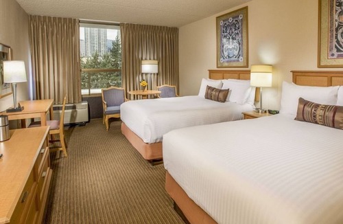 Wilburton Hotel | Perfect Staycation! Seasonal Pool and Parking, Short Drive to Bellevue Square!