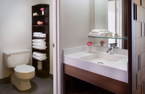 Wilburton Hotel | Perfect Staycation! Seasonal Pool and Parking, Short Drive to Bellevue Square!