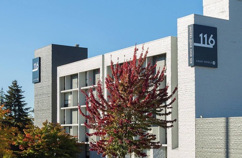 Wilburton Hotel | Perfect Staycation! Seasonal Pool and Parking, Short Drive to Bellevue Square!