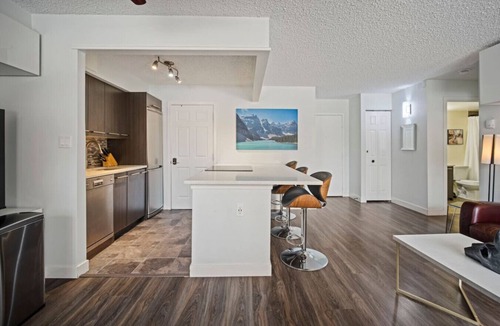 Beltline Apartment | Pet-friendly 1 bedroom | Stampede & BMO | Parking