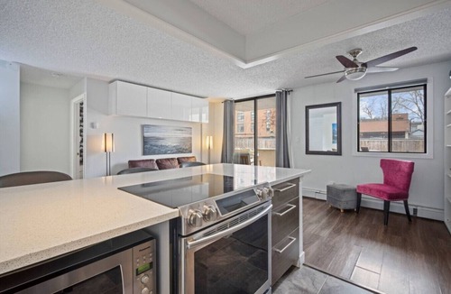 Beltline Apartment | Pet-friendly 1 bedroom | Stampede & BMO | Parking