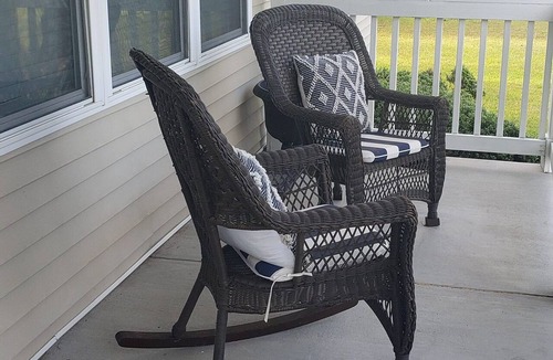 Shallotte House | Pet Friendly 3-Bedroom 2-Bath Fenced Yard Minutes to OIB Doggie Door ILM 45 mins