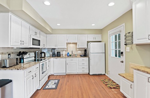 Springfield House | Pet Friendly 4 bd end unit TH, WiFi, Fenced in yard, near Washington DC/transit