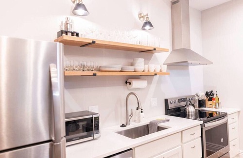 Victorian Village Apartment | Pet Friendly | Close to OSU | Walk to High St