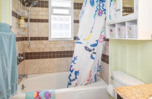 Yaupon Beach House | Pet Friendly Cottage 5 Min Walk to Beach