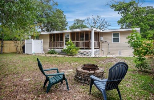 Yaupon Beach House | Pet Friendly Cottage 5 Min Walk to Beach