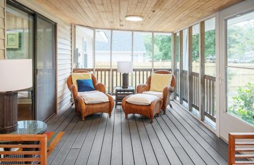 Yaupon Beach House | Pet Friendly Cottage 5 Min Walk to Beach