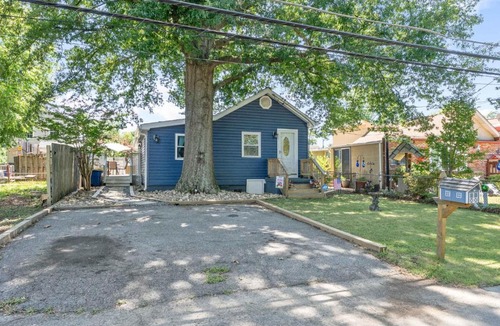 Edgewater House | Pet-Friendly Edgewater Cottage Big Fenced Yard