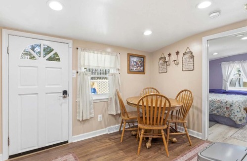 Edgewater House | Pet-Friendly Edgewater Cottage Big Fenced Yard