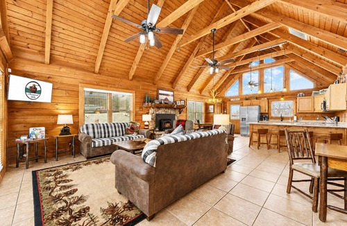 Big Cedars Cabin | Pet-Friendly Hot Tub Cabin Near Thunder Ridge Sleeps 8
