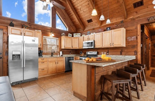Big Cedars Cabin | Pet-Friendly Hot Tub Cabin Near Thunder Ridge Sleeps 8