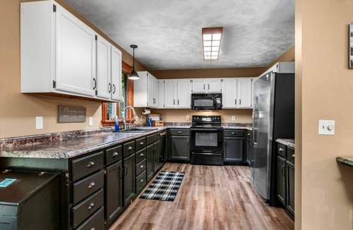 Gaylord Cottage | Pet Friendly Lakefront Cottage with Hot-tub in Johannesburg, Michigan