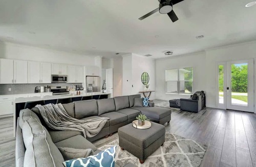 Osprey House | Pet-Friendly Modern Retreat Near Siesta Key