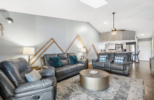Table Rock Condo | Pet-Friendly Penthouse at Pointe Royale w/view and West Elm furniture