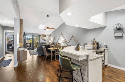 Table Rock Condo | Pet-Friendly Penthouse at Pointe Royale w/view and West Elm furniture
