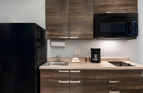 Nampa Hotel | Pet-Friendly Room with Full Kitchen Near Ford Idaho Center for Concert Goers
