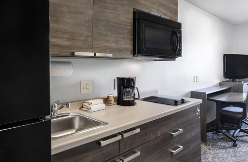 Nampa Hotel | Pet-Friendly Room with Full Kitchen Near Ford Idaho Center for Concert Goers