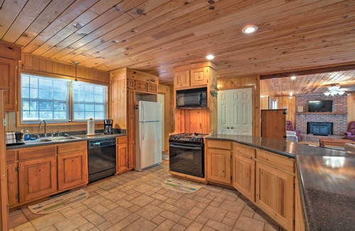 Toccoa House | Pet-Friendly Toccoa Home w/Deck + Lake Access!