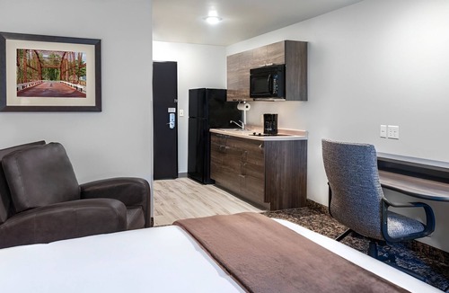 Dahlgren Hotel | Pet-Friendly Room with Full Kitchen Near Local Shopping and Dining Attractions