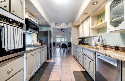 Leamington Cottage | Picturesque Oceanfront Cottage with Hot-tub in Leamington, Ontario