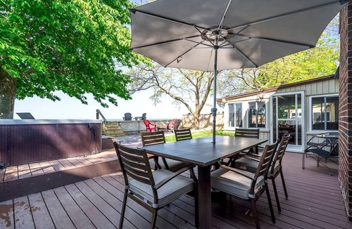 Leamington Cottage | Picturesque Oceanfront Cottage with Hot-tub in Leamington, Ontario