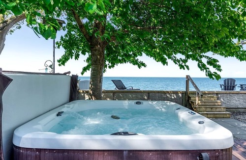 Leamington Cottage | Picturesque Oceanfront Cottage with Hot-tub in Leamington, Ontario