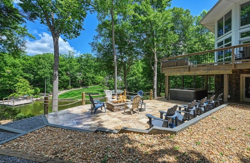 Livingston House | Pigeon Cove Hideaway: Gorgeous Lakefront Retreat