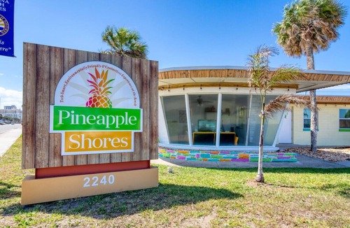 Bridgeport Heights House | Pineapple #8 Shores Retro Inn