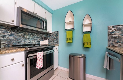 Englewood Villa | Pineapple Express at the Beach Shack Just one block from the beach!