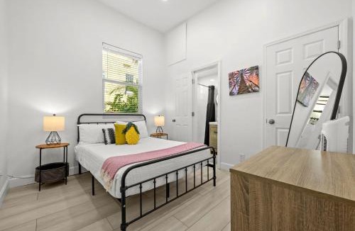 Gillespie Park Apartment | Pineapple Paradise - 2 Units - 13 min to Beach