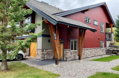 Fernie Ski Chalet | Pinnacle Ridge by StayIn