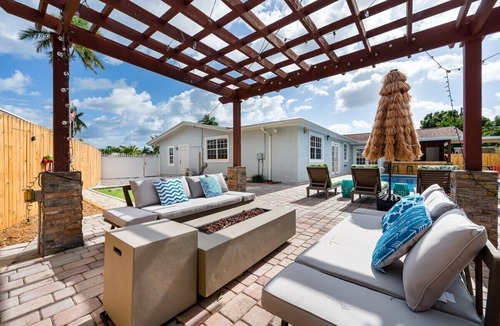 West Palm Beach House | Pool - Game Room - Mini Golf - Hot Tub - Fire Pit - West Palm Beach