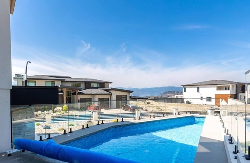 Central Okanagan House | Pool | Hot Tub | Lakeview | Poker Table | King Bed