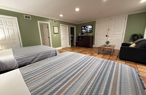 Old Seminole Heights Bed & Breakfast | Poolside Guest Suite in Mansion with Private Entrance & Bathroom. 4 Guest Max