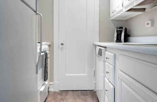Washington Apartment | PoplarHouse 2BD 12 - Two Bedroom Apartment, Sleeps 4