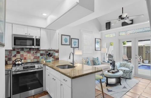 Uptown - Upper Duval House | ~POTTER'S COTTAGE~ Key West charmer in great location with private pool!