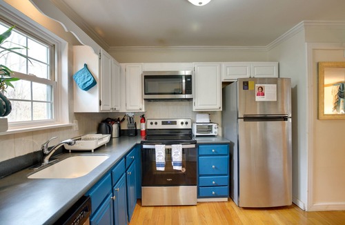 Crown Heights House | Poughkeepsie Retreat w/ Deck + Gas Grill!